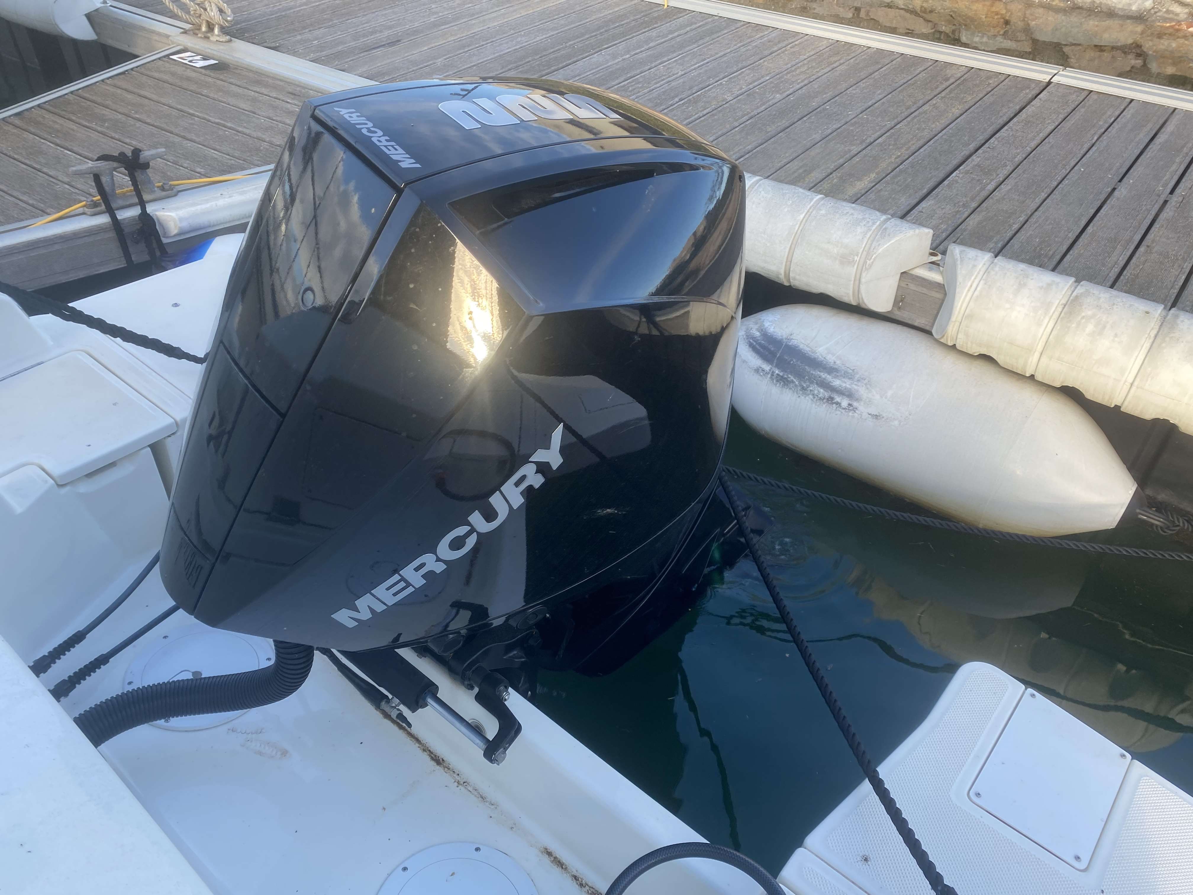 slider 11 Quicksilver Captur 805 Pilothouse